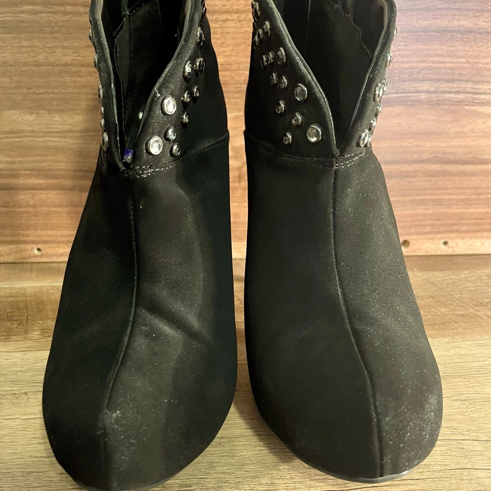 8 1/2 Women’s Madeline Girl Zip Up Boots